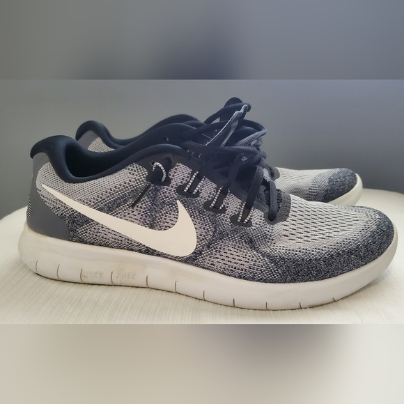 Men's Nike Free Run Flyknit Size 9.5 Sneakers - Picture 2 of 6